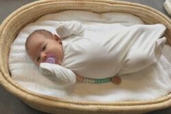 Sleeping knotted gown with cuff mittens – Cotton (newborn – almost 12 m)